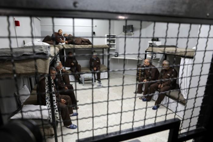 إدارة سّجون الاحتلال تصعّد إجراءاتها الانتقامية بحق الأسرى الفلسطينيين