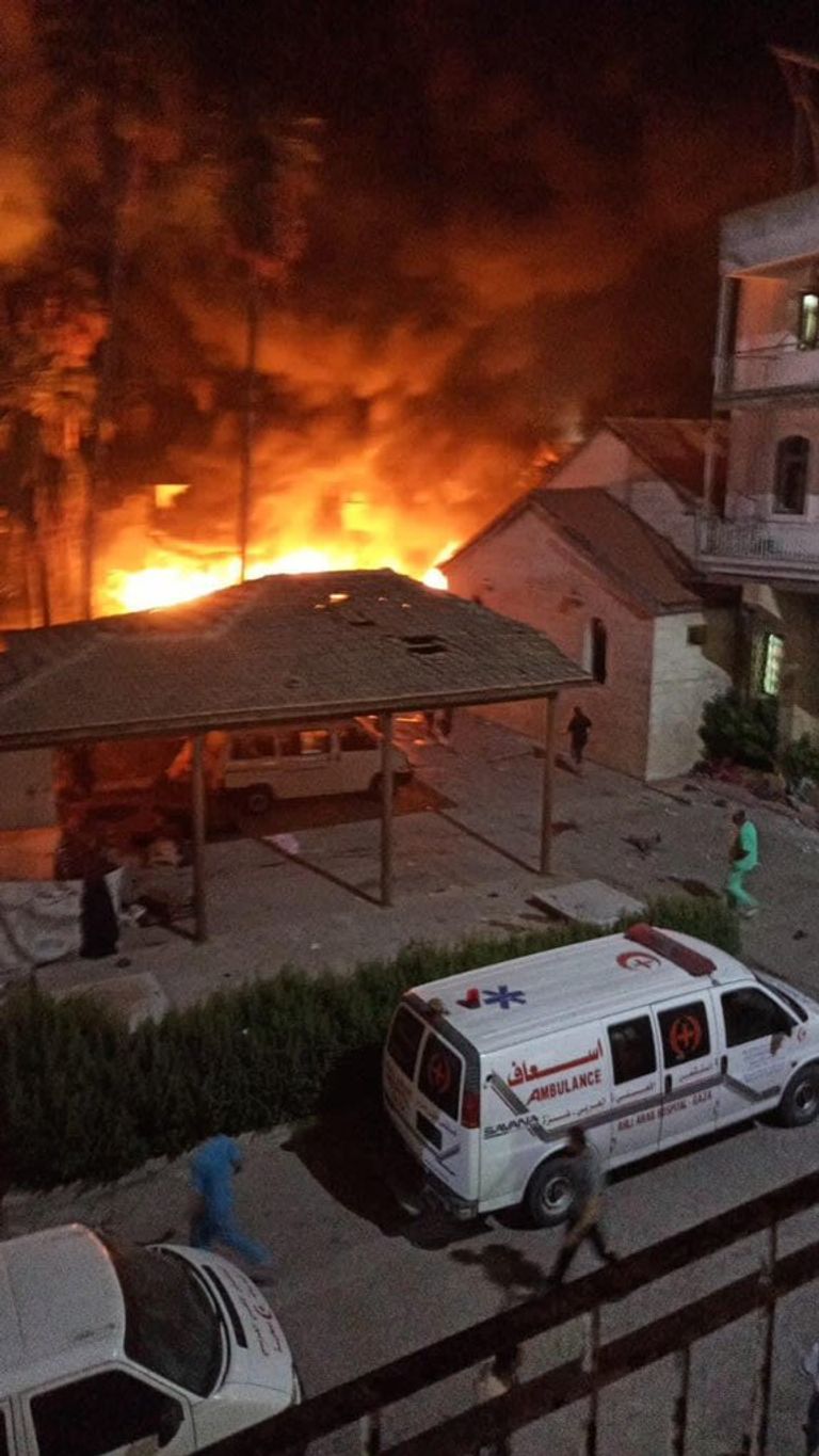 عشية زيارة بايدن.. مئات القتلى والجرحى في غارة إسرائيلية على مستشفى بغزة