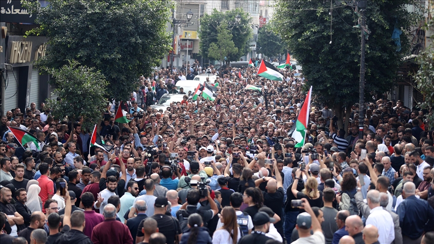 فلسطينيون ينددون بالحرب الإسرائيلية على قطاع غزة