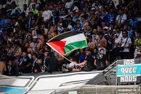 منع إدخال أعلام فلسطين وإسرائيل لملاعب الدوري الإنجليزي