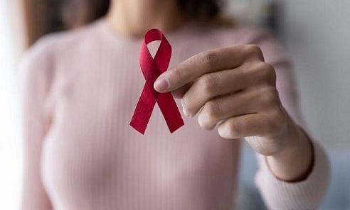 الكتلة ليست العلامة الوحيدة لسرطان الثدي.. 5 أعراض ينبغي الحذر منها