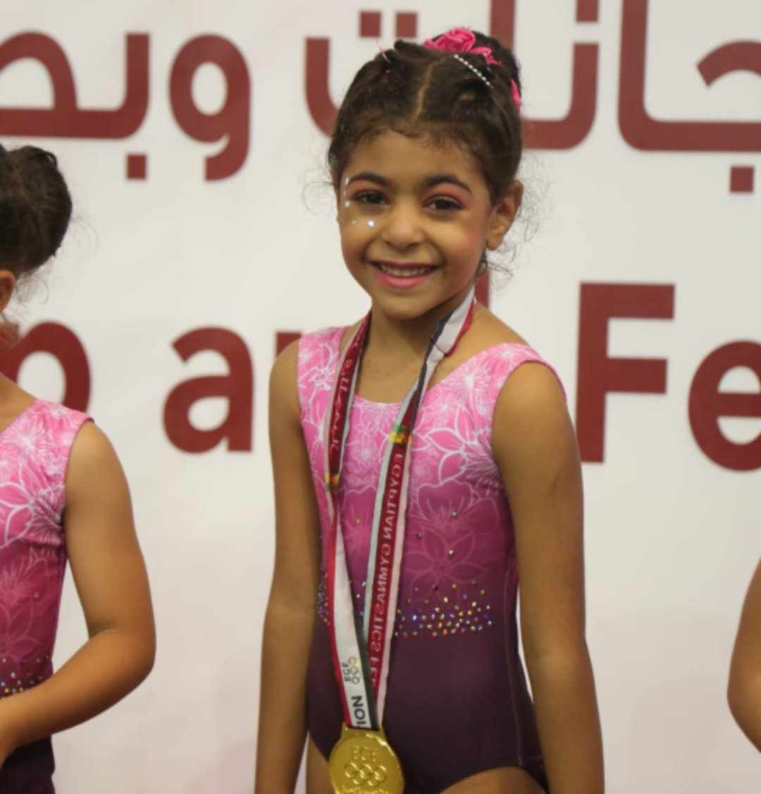البطلة منسا احمد محمود تفوز بالميدالية الذهبية في بطولة كأس مصر للجمباز