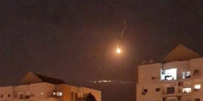 لبنان: العدو الإسرائيلي أطلق قنابل مضيئة ليلاً فوق قرى في القطاع الغربي