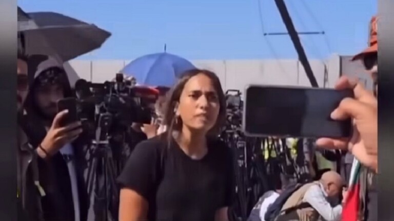 ناشطة مصرية تصب جام غضبها على مراسلة قناة أمريكية أمام معبر رفح
