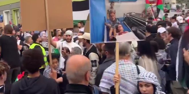 مظاهرة قرب السفارة الأمريكية في فيينا تضامنا مع الشعب الفلسطيني