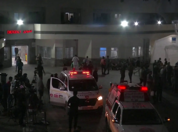 إسرائيل تقصف مناطق في محيط 3 مستشفيات بغزة