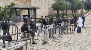 إغلاق الاحتلال حاجزين يعيق وصول الفلسطينيين إلى القدس المحتلة