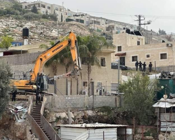 الاحتلال يهدم منزلا ومحلا تجاريا في جبل المكبر وصور باهر بالقدس المحتلة