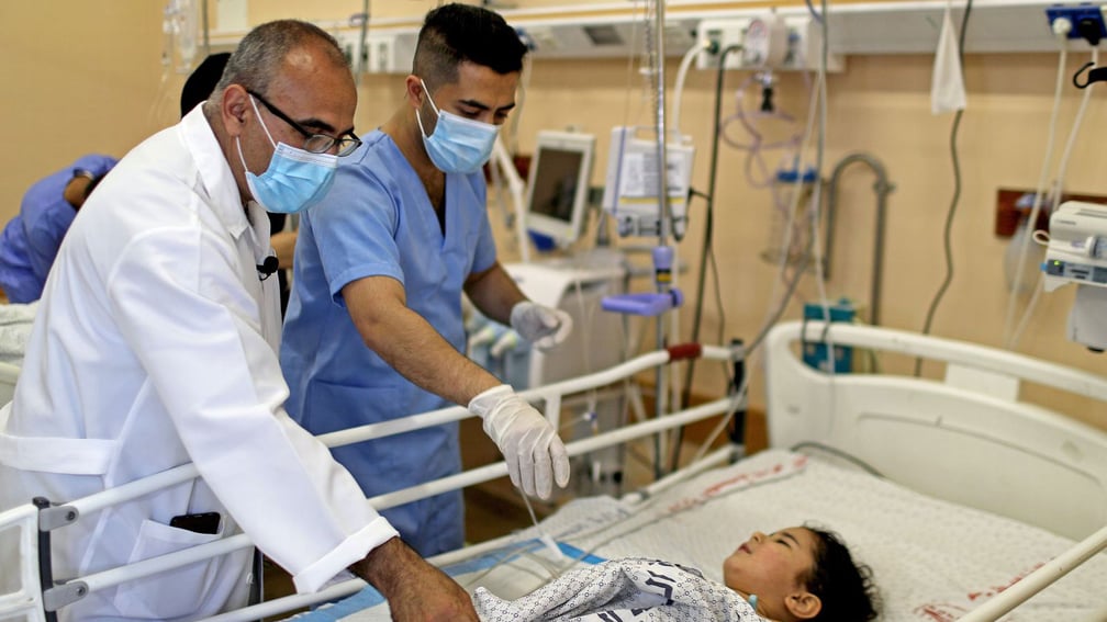 مؤلم.. هكذا تلقى الطبيب الفلسطينيي محمد الرن نبأ مقتل عائلته