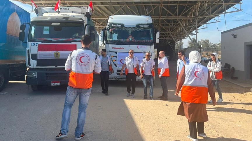 دخول 12 شاحنة مساعدات جديدة إلى غزة