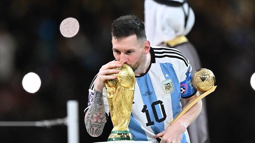 البرازيلي رونالدو يتوقع فوز ميسي بالكرة الذهبية