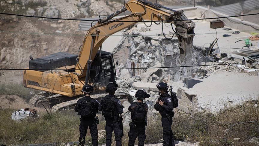 إسرائيل تهدم منزلا وتعتقل 7 فلسطينيين في مخيم الجلزون