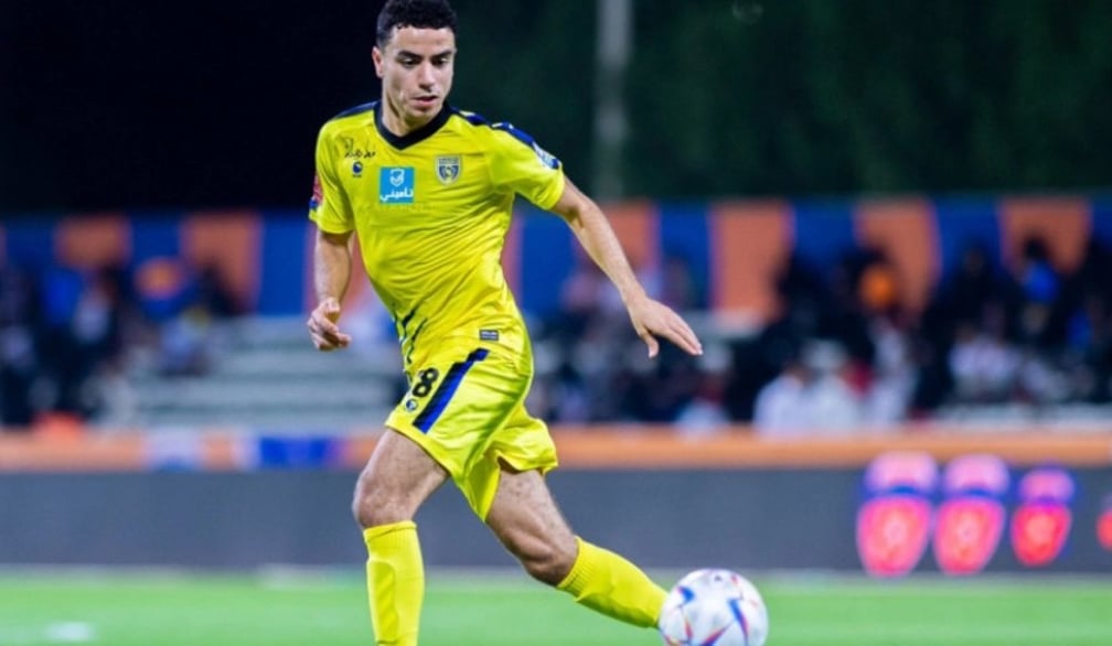 لاعب في الدوري السعودي يحتل المركز السادس عالمياً كأفضل لاعب وسط.. تعرّف عليه