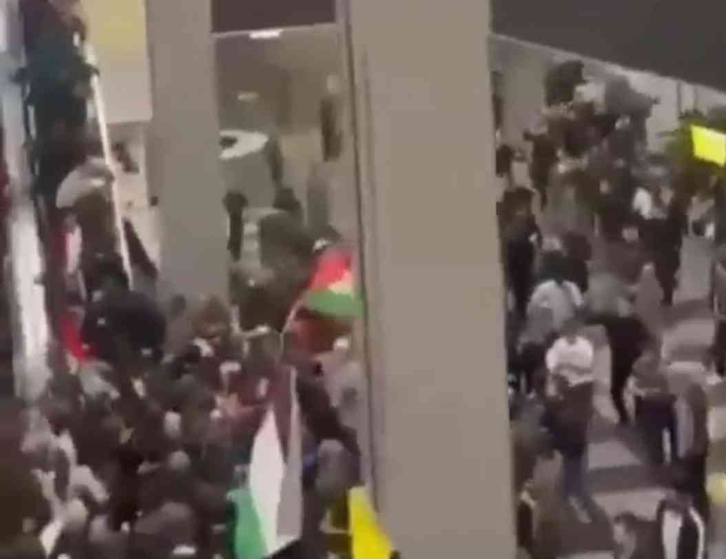 داغستيون يقتحمون مطارا وفندقا لمهاجمة الاسرائيليين