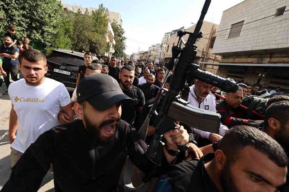 الاحتلال يهدد سكان الخليل عبر منشورات.. وهذا ما كُتب فيها  صورة