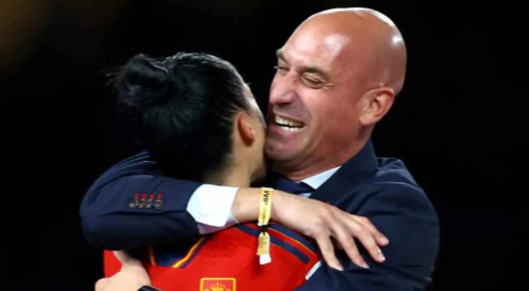 فيفا يقرر إيقاف رئيس الاتحاد الإسباني السابق...بعد قبلة غير مرغوب فيها