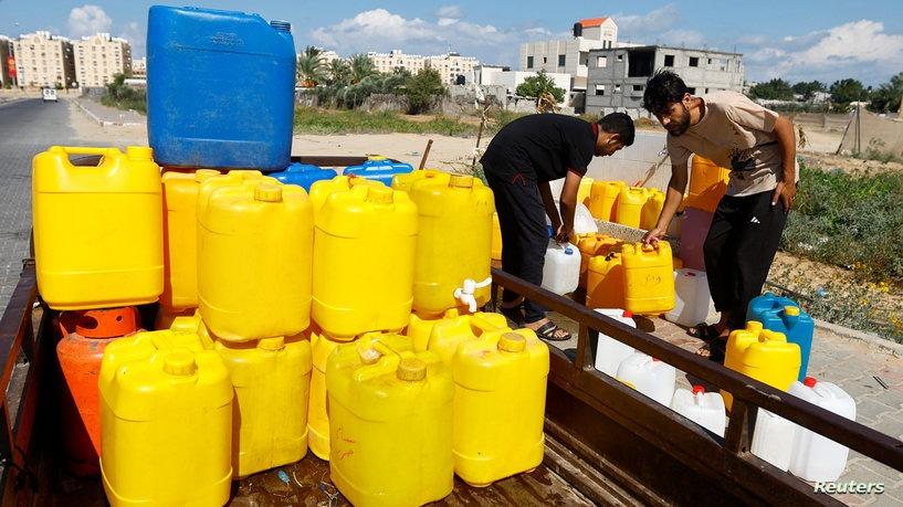 سكان غزة يستخدمون مياه البحر في ظل نقص المياه العذبة