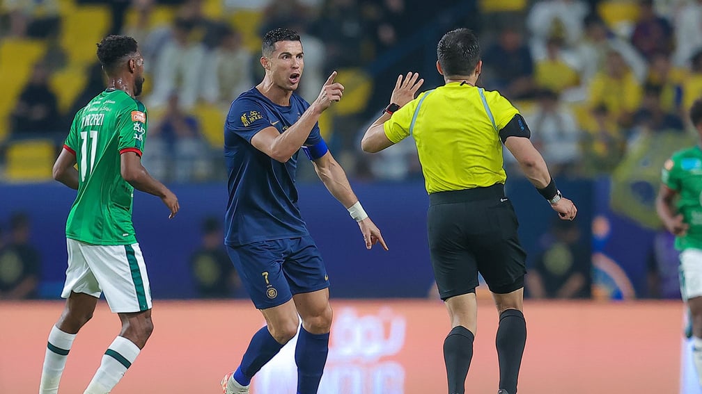كريستيانو رونالدو يطالب بتغيير حكم مباراة النصر والاتفاق