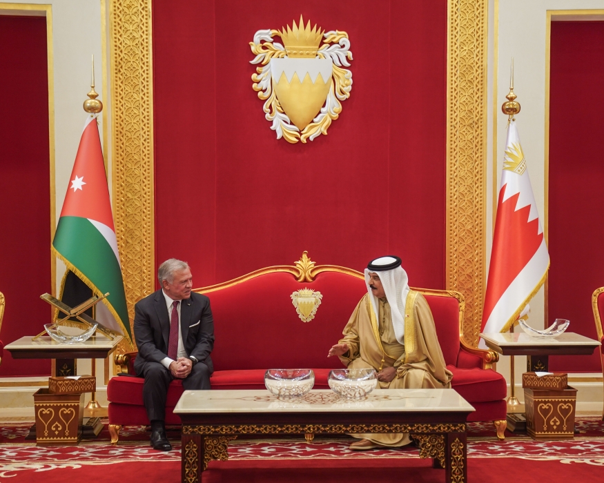 الملك يلتقي العاهل البحريني ويؤكد ضرورة العمل نحو هدنة إنسانية في غزة