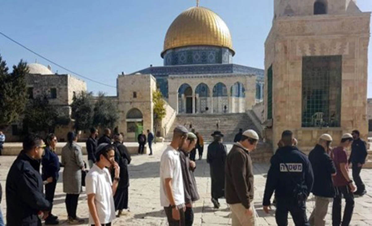 العشرات من المستوطنين المتطرفين يقتحمون باحات المسجد الأقصى المبارك