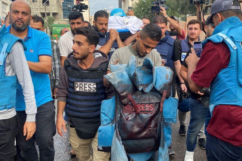 الاحتلال يقصف برجًا بغزة يضم مكاتب صحفية