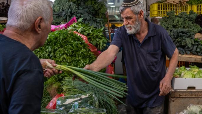 أزمة خضار في إسرائيل : لا زراعة ولا عمال ولا واردات من تركيا