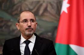 الصفدي يتلقى اتصالا هاتفيا من وزير الخارجية الصيني