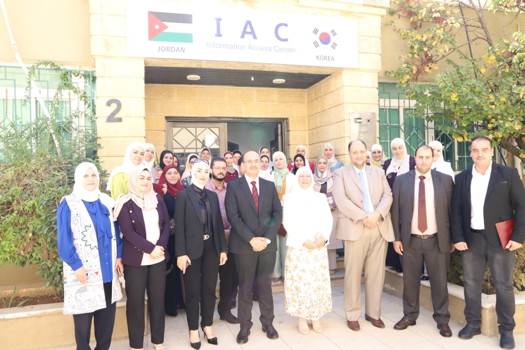 مندوبا عن رئيس جامعة البلقاء التطبيقية  ابو رمان يرعى تخريج المشاركين في دورة اكسل لموظفي الدوائر الحكومية في محافظة البلقاء