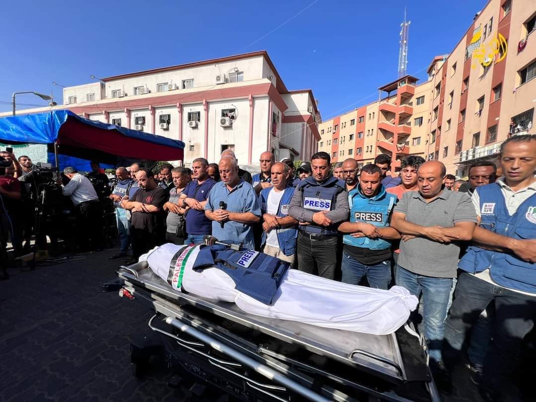 الصحفيون الفلسطينيون  يودعون الزميل الصحفي محمد ابو حطب  وسط حالة من الحزن والدموع..صور