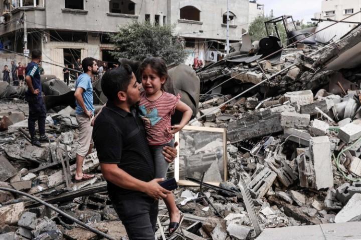 قصف إسرائيلي أمام مستشفى القدس