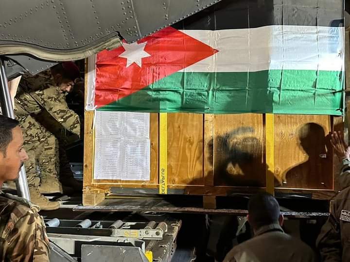 الملك :إنزال مساعدات طبية ودوائية عاجلة جوا للمستشفى الميداني الأردني في غزة