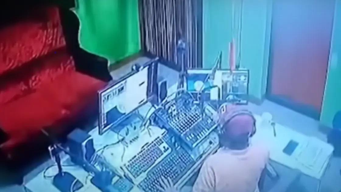 شاهد جريمة على الهواء مباشرة.. رجل يردي صحافياً قتيلاً