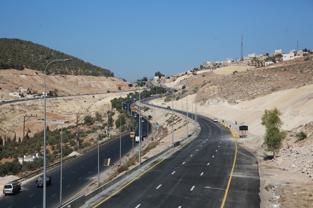 التجهيز لعودة الحركة على طريق الجعيدية في جرش بعد إغلاق استمر 31 عاما...صور