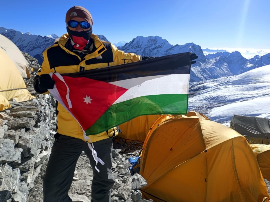 الرحالة الاردني العرجان يصل إلى قمة ميرا بك