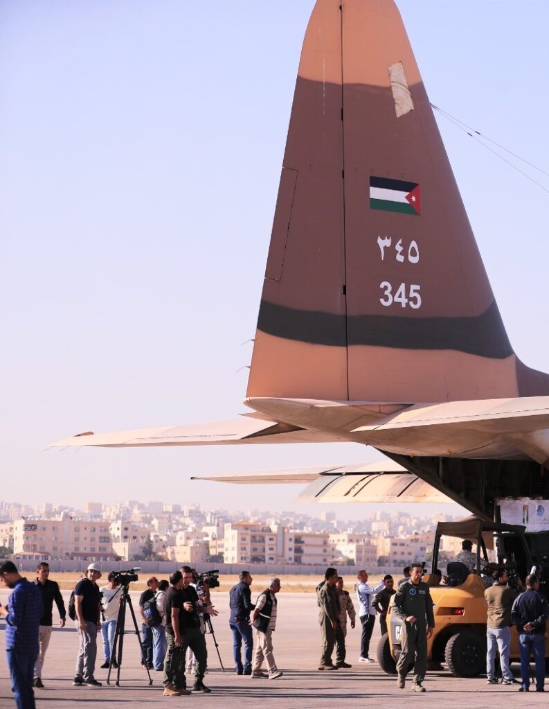 مصر: أولى طائرات المساعدات لقطاع غزّة وصلت من الأردن