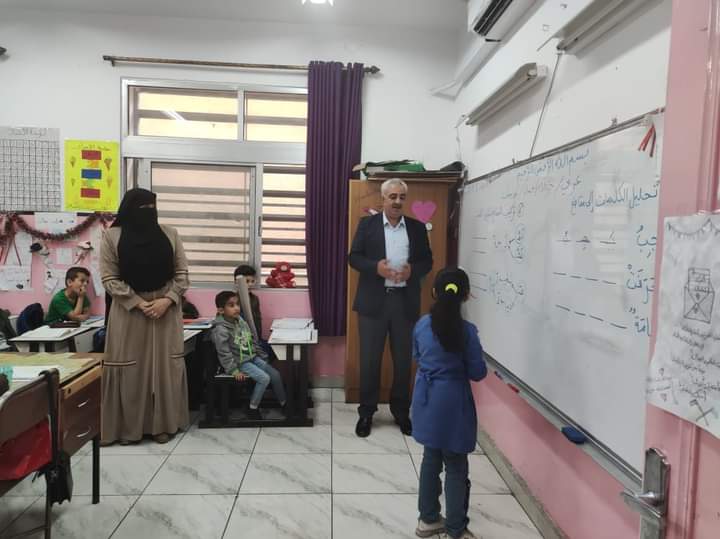 مدير الشؤون التعليمية في لواء الكورة يزور مدرسة آمنة بنت وهب الأساسية المختلطة.