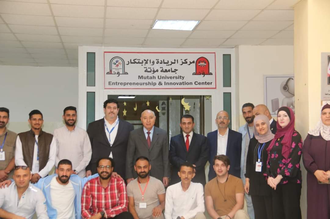 النعيمات يخرج المشاركين في البرنامج التدريبي للريادة في مركز الريادة والابتكار .