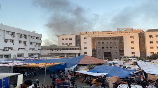 الاحتلال الإسرائيلي يجدد استهدافه المباشر لمجمع الشفاء الطبي