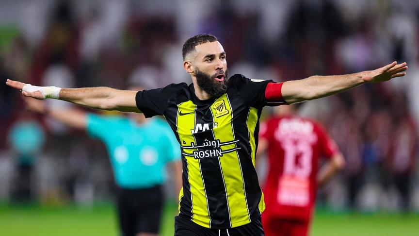 بنزيما يكشر عن أنيابه بعد رحيل المدرب سانتو