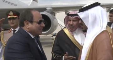 الرئيس المصري يصل الرياض للمشاركة في القمة العربية الإسلامية