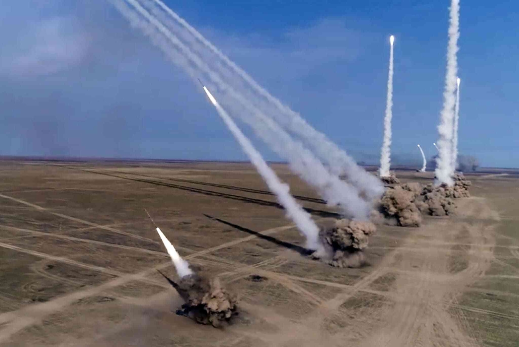 القسام تطلق رشقة صاروخية كبيرة على الصهاينة