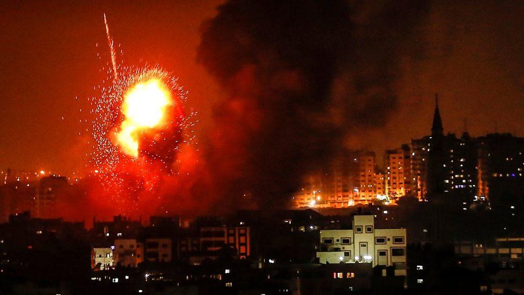 الاحتلال يقصف محيط مستشفى العودة شمالي غزة
