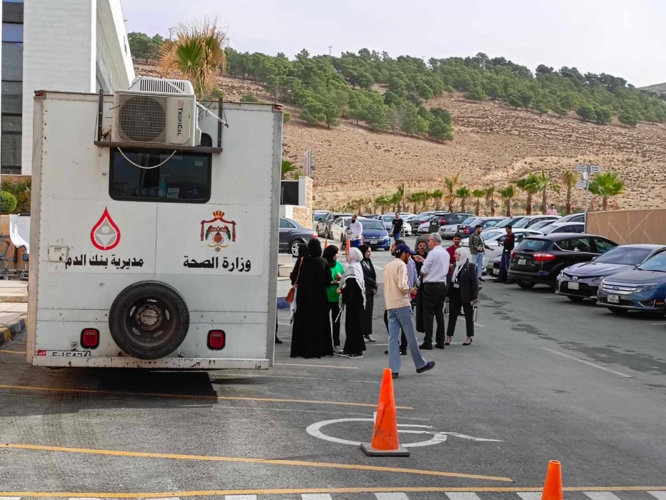 فرسان السلام تنفذ حملة تبرع بالدم لأهلنا في غزة بالتعاون مع جامعة عمان العربية وبنك الدم