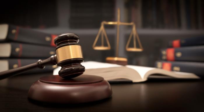 مواطن يركل زوجته على رأسها ويفقدها وعيها .. والقضاء يصدر حكمًا بسجنه لمدة سنة