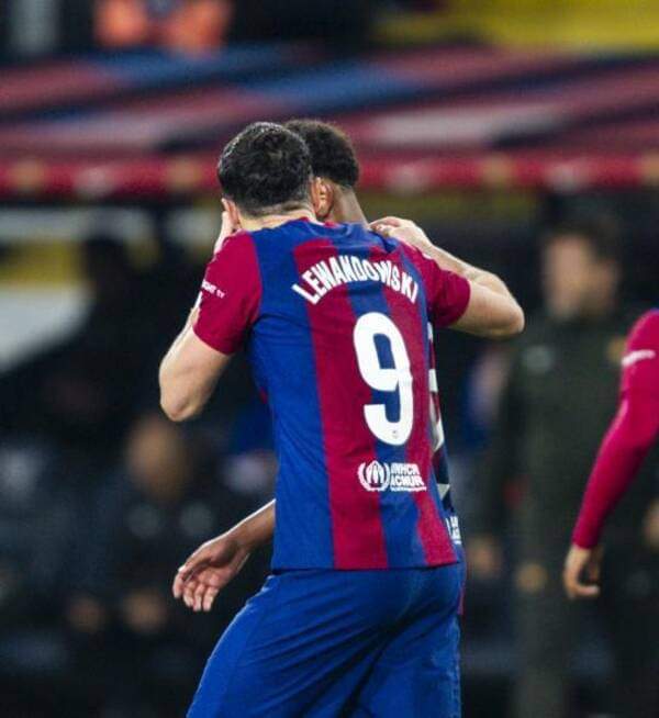 ليفاندوفسكي رفض مصافحة يامال في برشلونه
