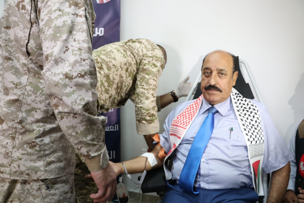 المتقاعدين العسكريين تنظم حملة تبرع بالدم للأهل في غزة...صور