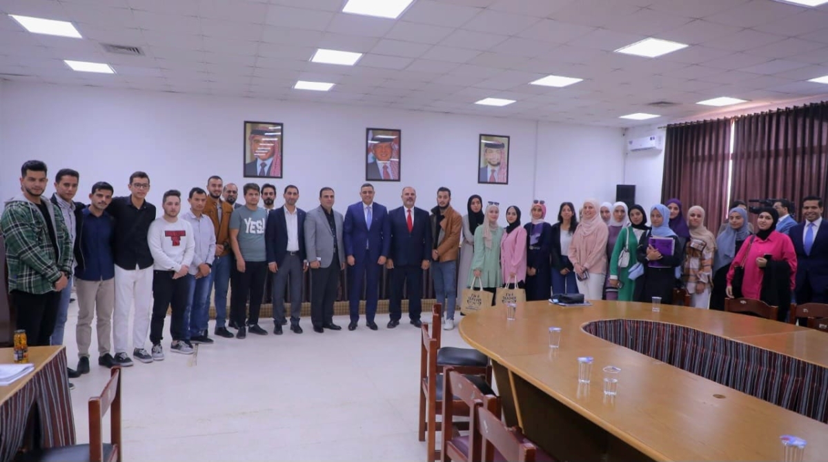 المحارمة يلتقي أعضاء هيئة تدريس وطلبة بـالهاشمية