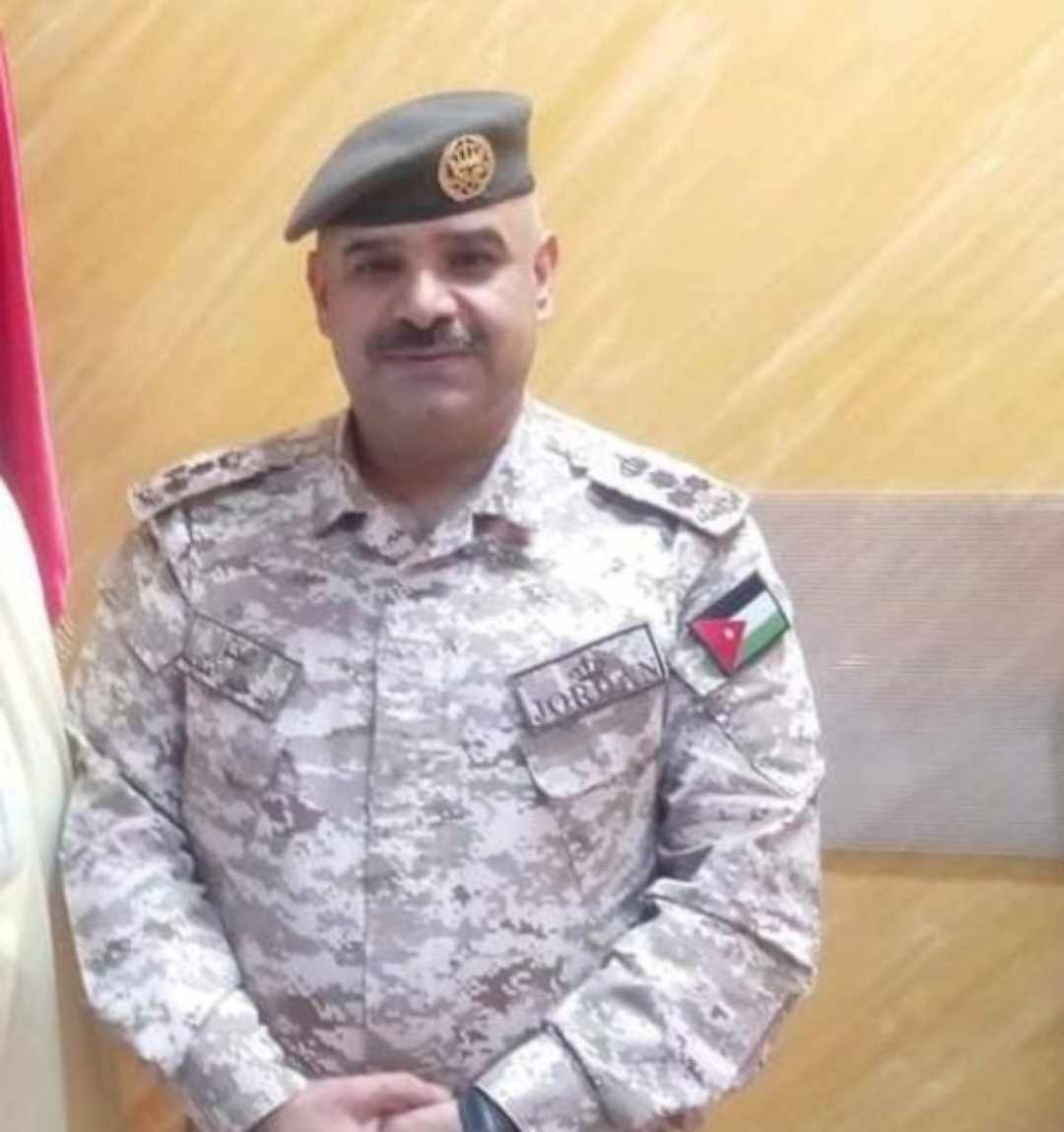 الفريق الركن غازي الطيب يهنئ العميد الطبيب رائد العكايلة بالإرادة الملكية السامية