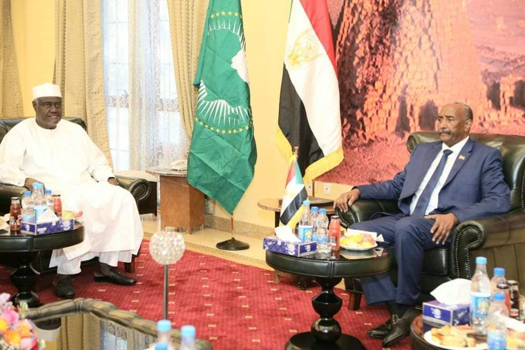 البرهان يلتقي رئيس مفوضية الإتحاد الافريقي