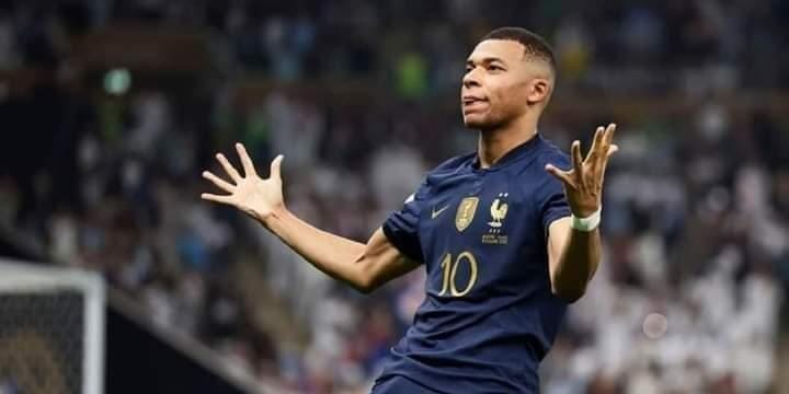 مبابي يتقاضى راتبا سنويا في باريس 100 مليون